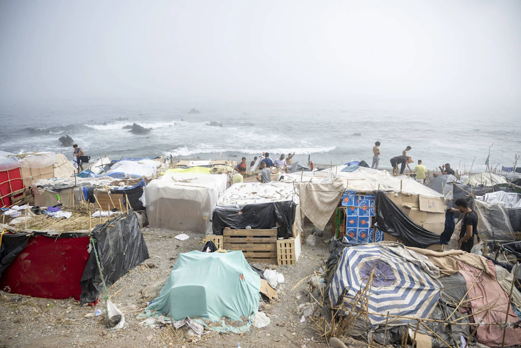 Auf dem Strand El Trampolín ist ein provisorisches Lager entstanden. Trotz einer Räumung halten sich dort weiterhin Migranten auf.