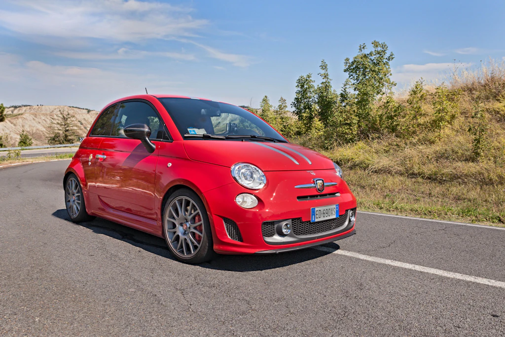 Ein Abarth 695 Tributo Ferrari, der auf dem Fiat 500 basiert.
