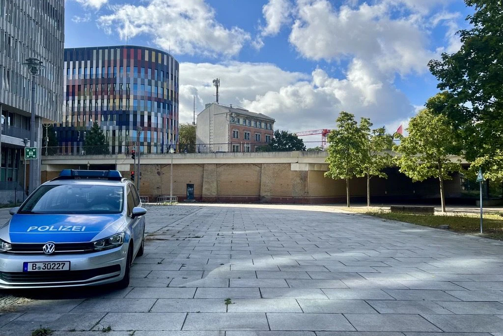 Ein Polizeiwagen bewacht am Donnerstagvormittag den Platz vor der Brücke in der Nähe des Bundespräsidialamts.