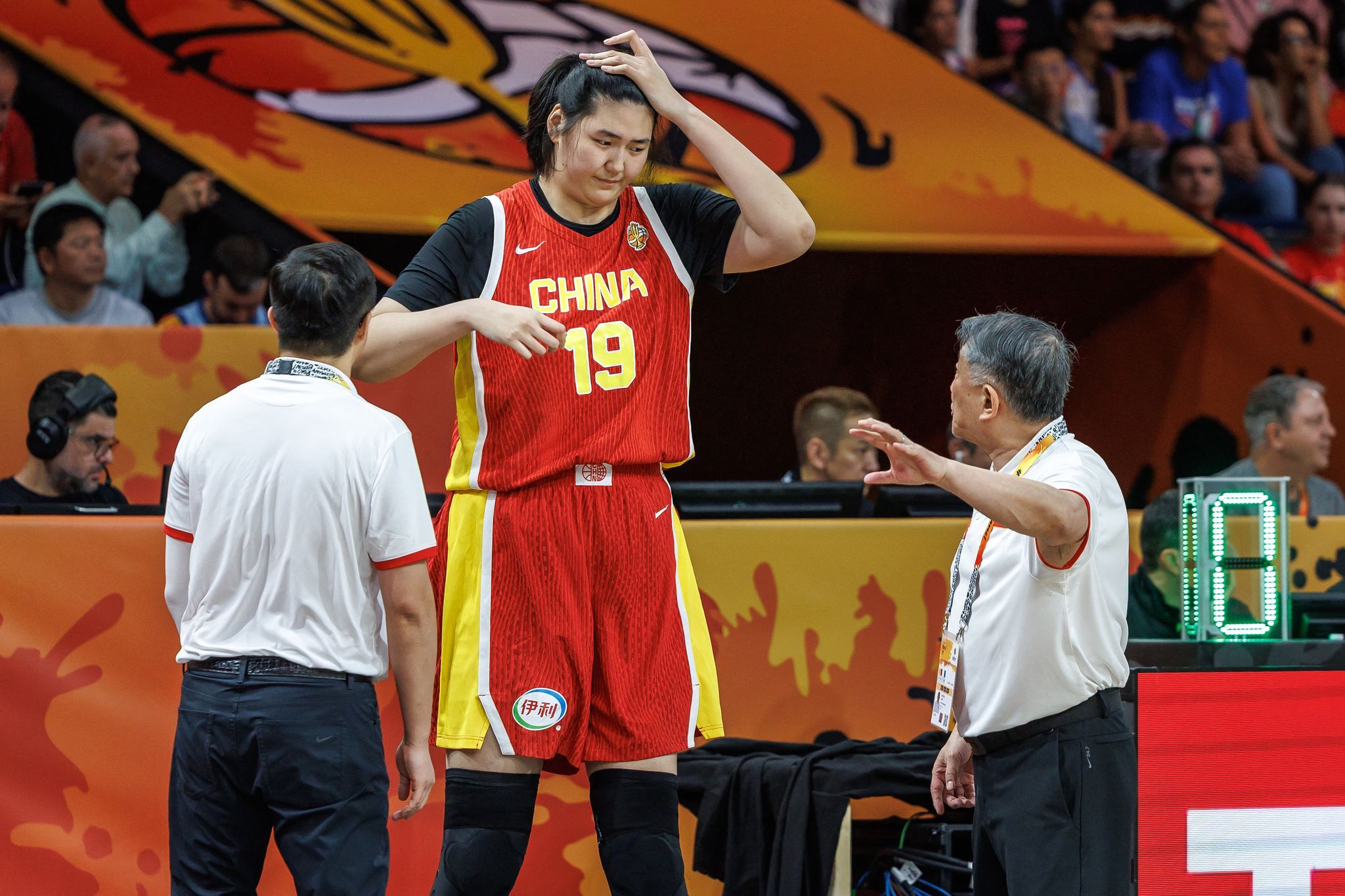 Hoch im Kurs: Diese chinesische Basketballerin ist 2,23 Meter groß