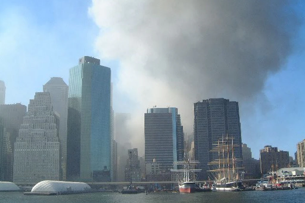 Die Skyline von Manhattan kurz nachdem die Twin Towers einstürzten.