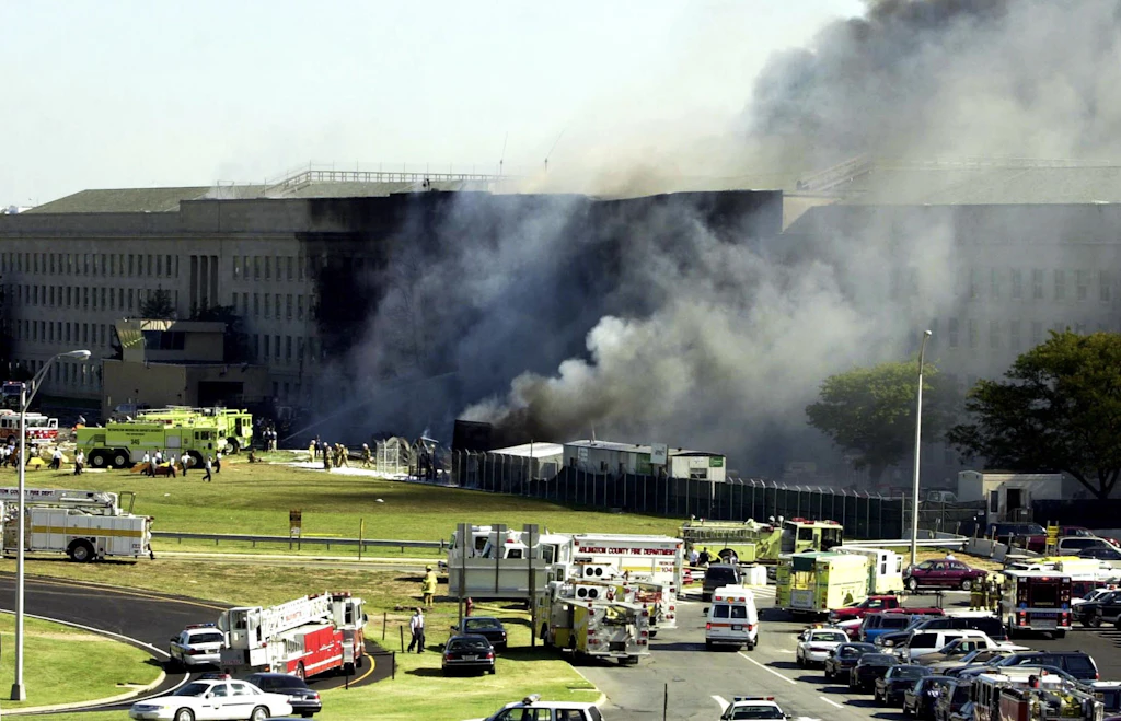 Löscharbeiten beim Brand am Pentagon nach dem Einschlag eines Passagierflugzeugs