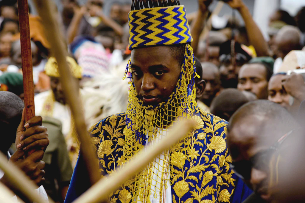 Der König des Tooro-Königreichs in Uganda, König Oyo Nyimba Kabamba Iguru Rukidi IV., anlässlich seines 18. Geburtstags, als er die vollen Pflichten des Königs der Tooro übernahm.