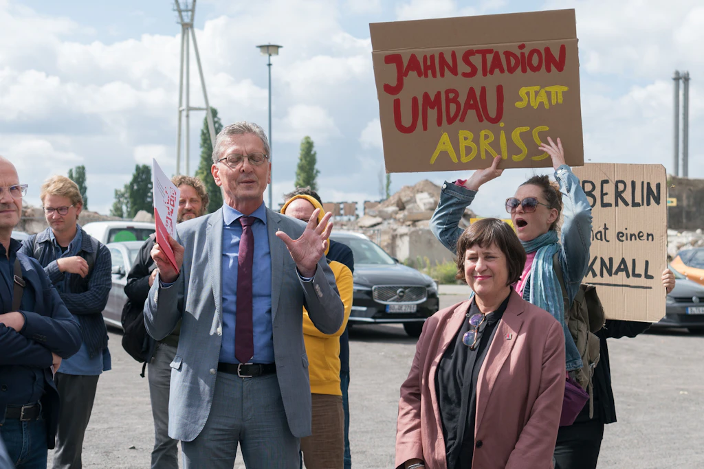 Presserundgang im Friedrich-Ludwig-Jahn-Sportpark mit Christian Gaebler, Senator für Stadtentwicklung, Bauen und Wohnen: Der Kunstrasen kostet rund drei Millionen Euro, die Summe ist aber nicht im 300-Millionen-Budget enthalten.