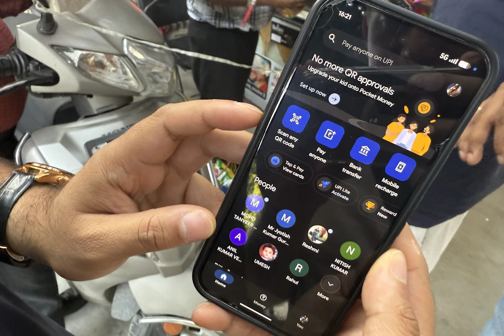 Indiens Unified Payments Interface, kurz UPI, hat digitale Zahlungen zum Alltag gemacht. Ein QR-Code genügt: bezahlt wird per Smartphone – vom Straßenhändler bis zum Restaurant.