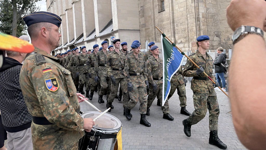 145 Rekruten des Sanitätsregiments 1 leisteten heute auf dem Marktplatz in Halle Saale ihr Gelöbnis. 