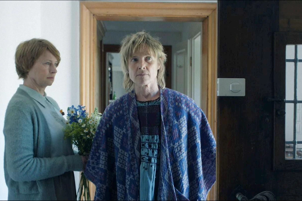 Haben keinen Draht zueinander: Marianne (Corinna Harfouch) und Stieftochter Karoline (Karoline Eichhorn)