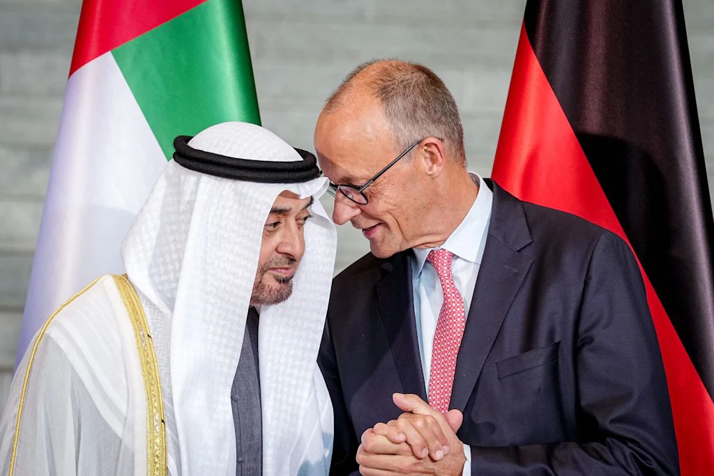 Bundeskanzler Friedrich Merz (CDU, r) und der Präsident der Vereinigten Arabischen Emirate, Scheich Mohammed bin Sajid, bei der Übergabe von Absichtserklärungen mit den Vereinigten Arabischen Emiraten