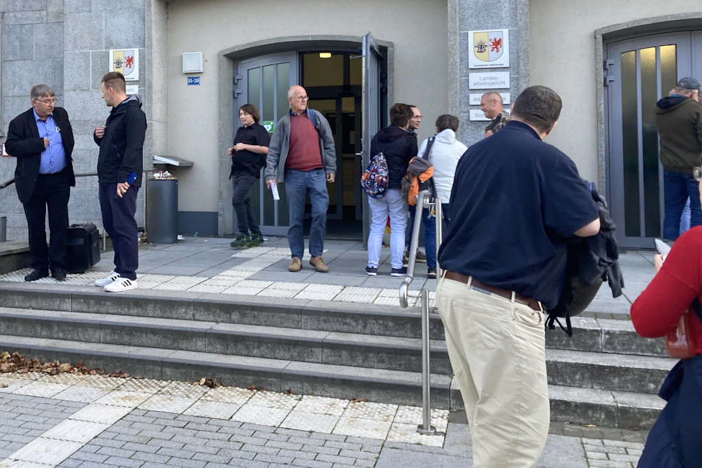 Pflichtverteidiger Andreas Ohm (l.) nach dem Ende der Verhandlung am 10. September 2026 vor dem Landgericht Rostock.