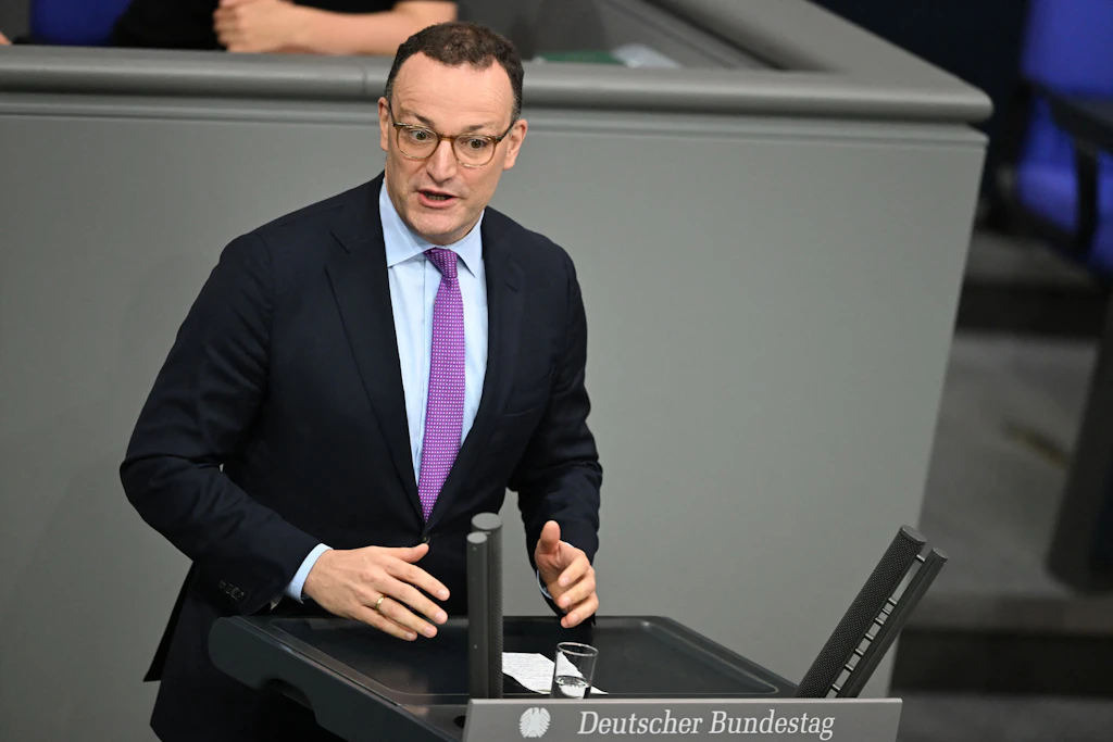 Spahn entschuldigt sich für Umgang mit Leihmutterschaft