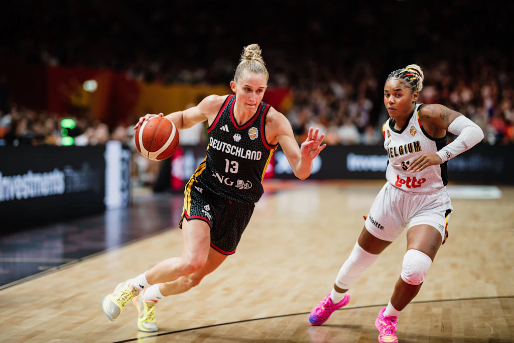 Leonie Fiebich (l.) zeigte sich diesmal auch von der Dreierlinie erfolgreich und brachte Deutschland ins Spiel. 