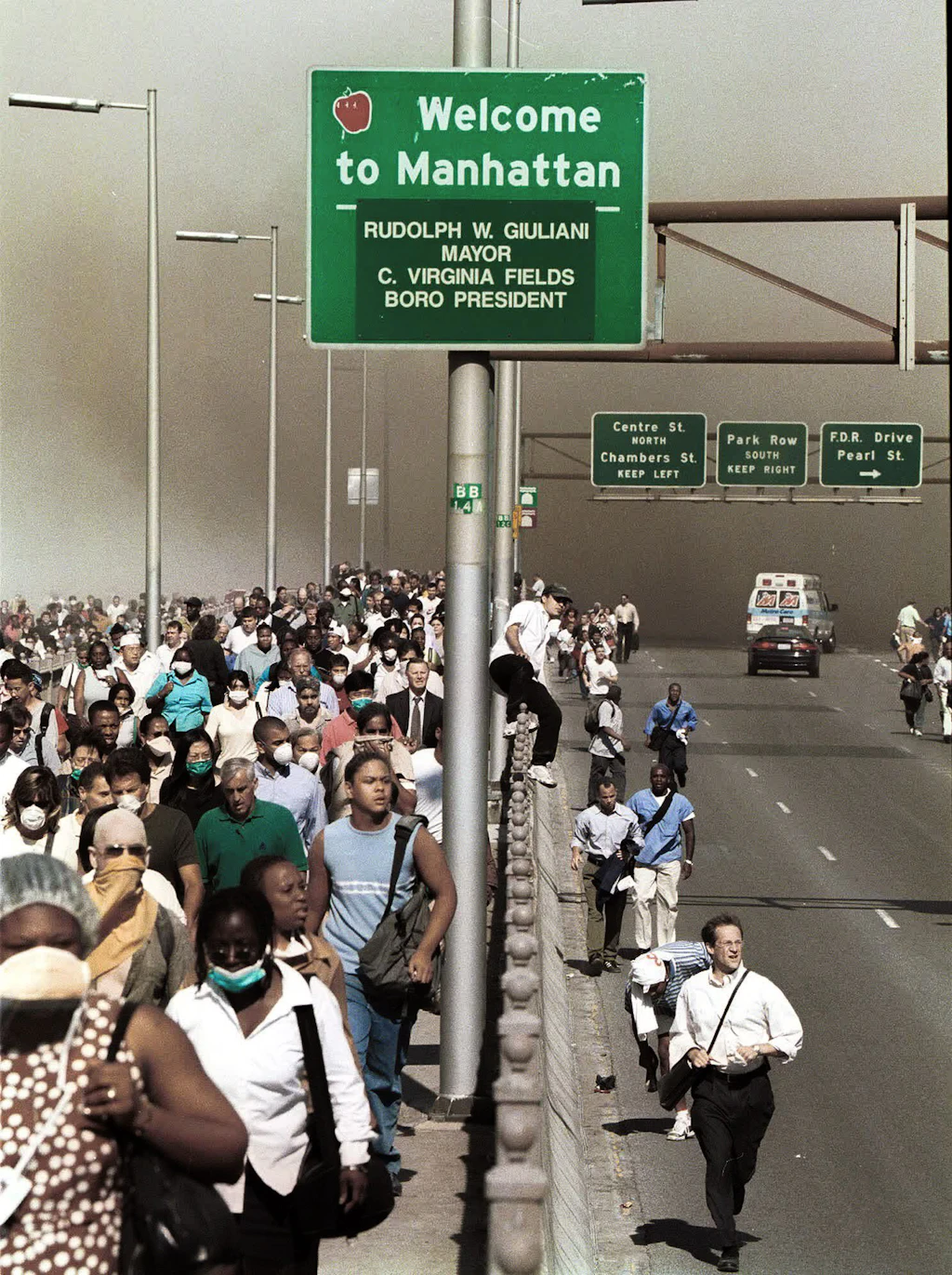 Nichts wie raus aus Lower Manhattan: Massenflucht über die Brooklyn Bridge