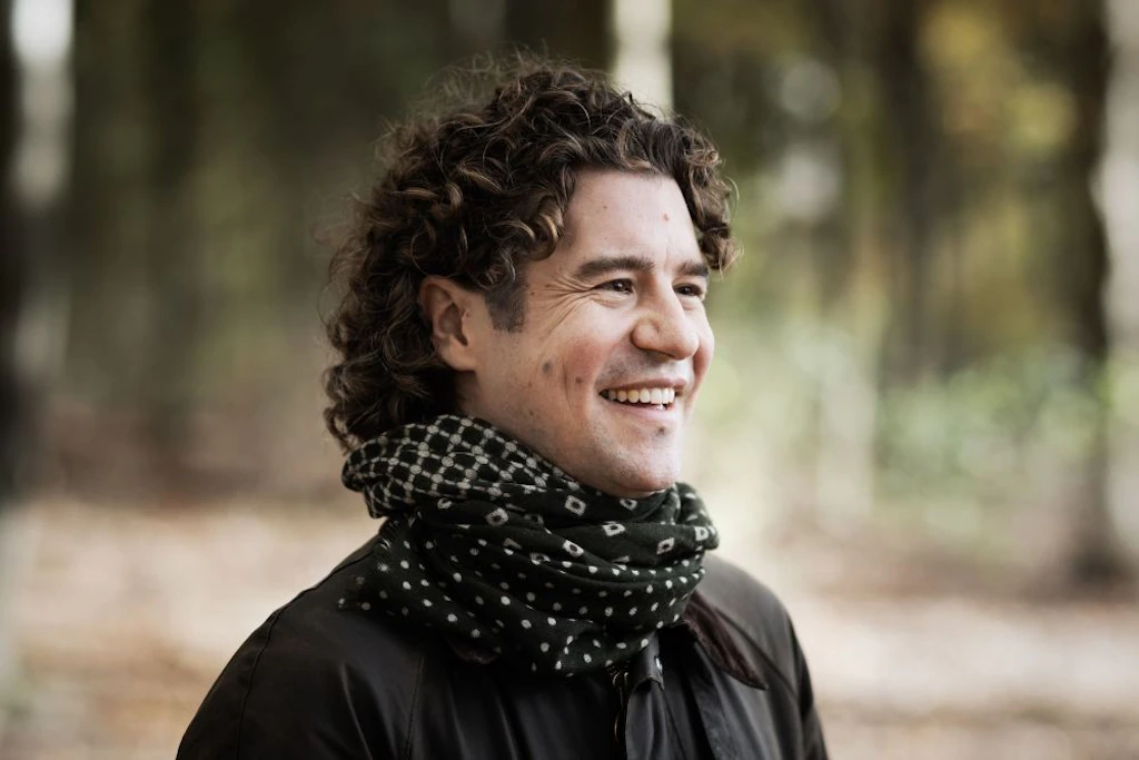Robin Ticciati zählt zu den prägenden Dirigenten seiner Generation und kehrt mit dem Philharmonia Orchestra London in die Philharmonie Berlin zurück.