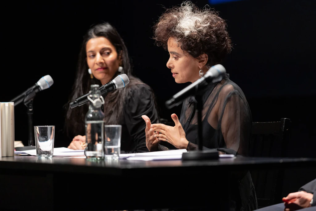 Priya Basi (l.), die Moderatorin, und Adania Shibli, die Autorin