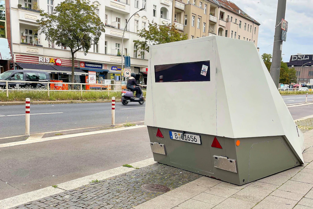 Mehr als 80 mobile Blitzer gibt es in Berlin. Ein Tool, das Lidl bald verkauft, schafft Abhilfe.