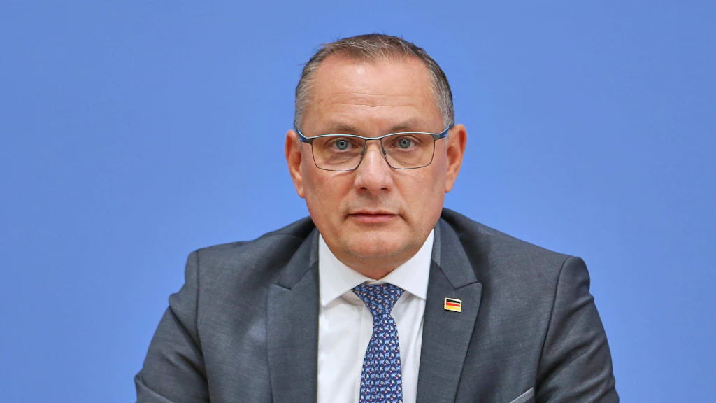 Kommando zurück: AfD-Bundessprecher Tino Chrupalla sieht seine politische Zukunft nicht im Leipziger Rathaus.