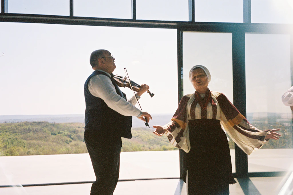 Traditionelle Musik im Glaspavillon von Hill & Valley bei Teleșeu, einer familiengeführten Eco-Farm mit eigenem Weinberg.