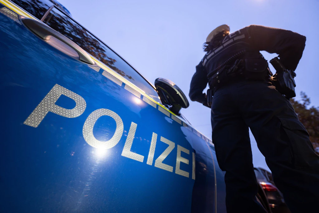 Schüsse auf geparkte Autos in Waidmannslust: Polizei durchsucht Wohnung und stellt Waffenarsenal sicher