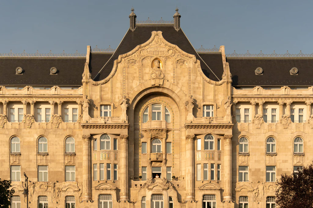 Das Gresham Palace ist Budapest wartet mit Jugendstil-Opulenz auf.