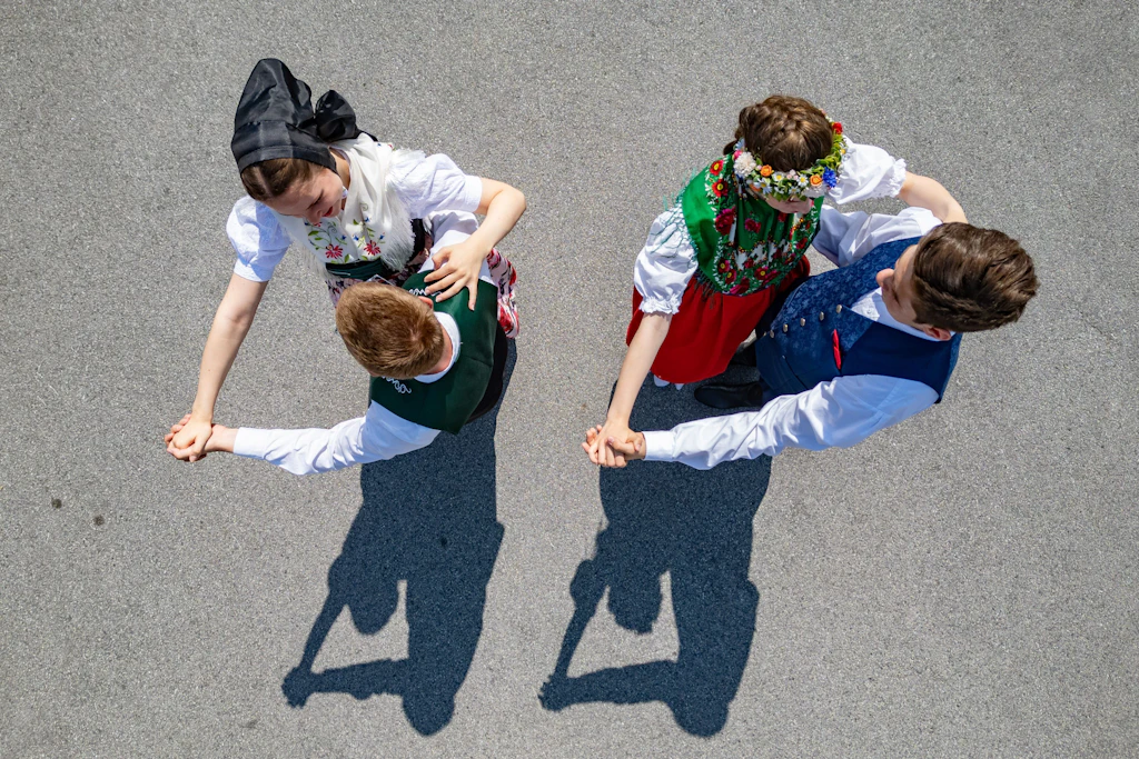Mitglieder vom Sorbischen Folkloreensemble Höflein und der Volkstanzgruppe Schmerlitz tanzen im Rahmen des XV. Internationalen Folklorefestivals Łužica-Łužyca-Lausitz auf der Straße.