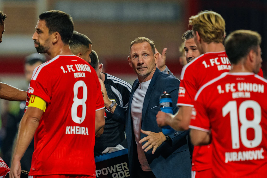 Trainer Mauro Lustrinelli (Mitte) konnte den 1. FC Union Berlin bislang nicht so spielen lassen, wie er es sich wünscht.