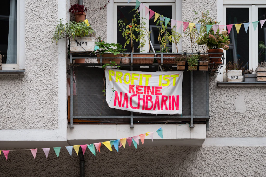 Der Kiez solidarisiert sich mit den beiden Frauen. Über der Straße hängen Girlanden von einer der Demonstrationen.