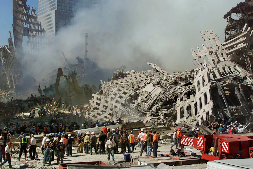 Rettungskräfte setzen ihre Suche nach Opfern fort, während Rauch aus den Trümmern des World Trade Center aufsteigt.