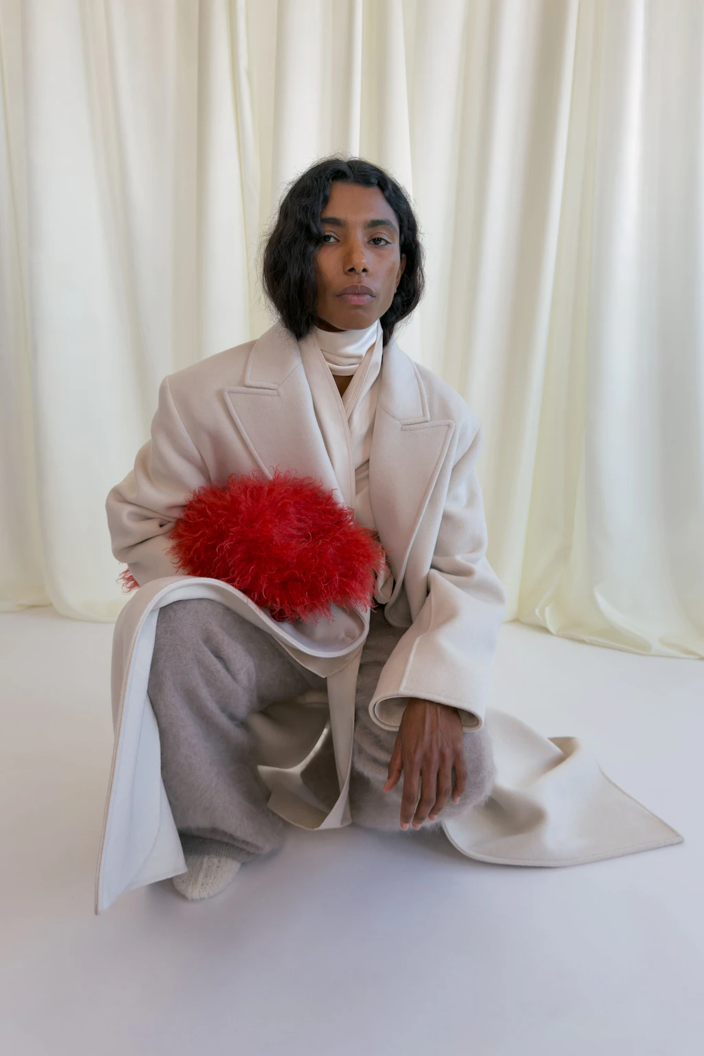 „Effortless Chic“: Nanushka ist bekannt für fließende Silhouetten und mühelose, tragbare Eleganz im Alltag.