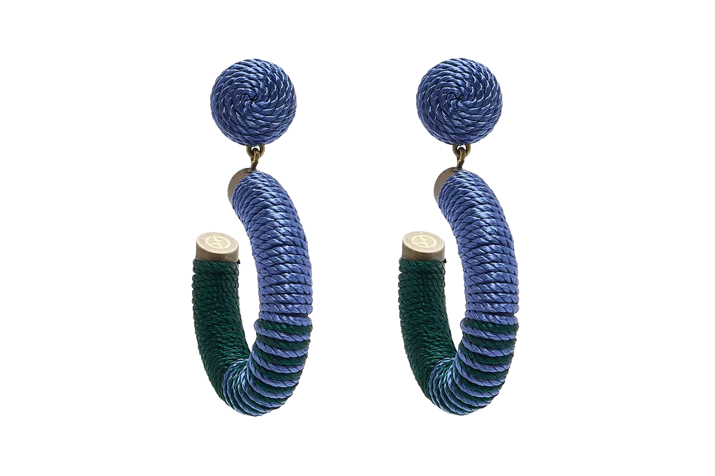 Creolen aus zweifarbigen Kordeln von Giorgio Armani, 390 Euro.
