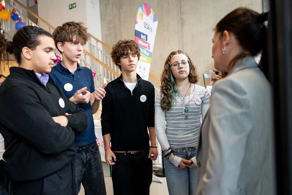 Bildungssenatorin Katharina Günther-Wünsch (CDU) besucht bei der U16-Wahl das Landeskompetenzzentrum für Beteiligung und Demokratiebildung und spricht mit Schülern.