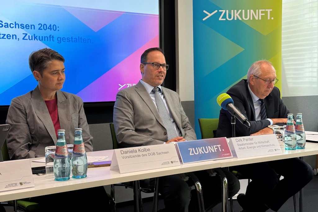 Sachsens Wirtschaftsminister Dirk Panter (Mitte) stellt gemeinsam mit der DGB-Chefin Daniela Kolbe und dem Arbeitgeberpräsidenten Dr. Jörg Brückner das Zielbild 2040 vor.