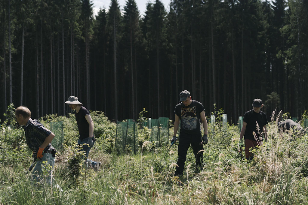 Unser Fotograf traf Martin Kohlstedt und seine freiwilligen Helfer bei den anfallenden Forstarbeiten.