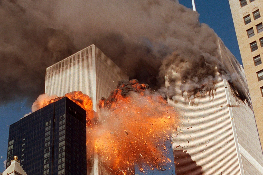 Rauchschwaden steigen aus einem der Türme des World Trade Centers auf. (Archivbild)