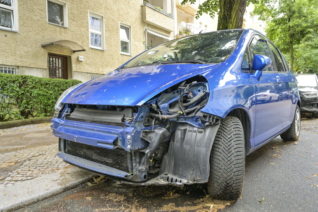 Bei Autounfällen zahlt die Haftpflicht des Verursachers: Für Mitfahrer ist eine Insassen-Unfallversicherung damit überflüssig.