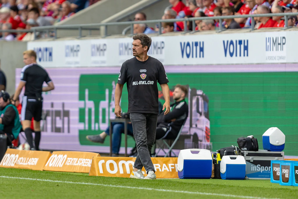 Dynamo-Trainer Thomas Stamm steht mit Dresden vor einem wegweisenden Auswärtsspiel in Braunschweig.