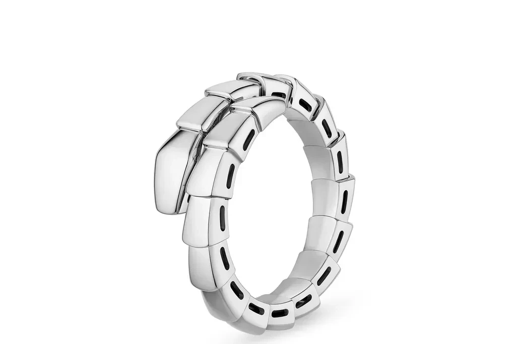 Ring „Serpenti Viper“ aus 18 Karat Weißgold von Bulgari, 2940 Euro.