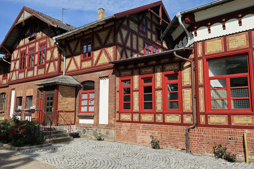 Der regionale Bahnhof Lübstorf wurde Mitte des 19. Jahrhunderts an der Bahnstrecke Schwerin–Wismar errichtet.