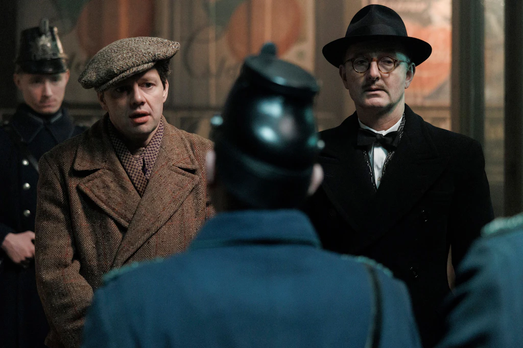 Peter Jordan als Radiomoderator Jacoby (re.) in „Babylon Berlin“