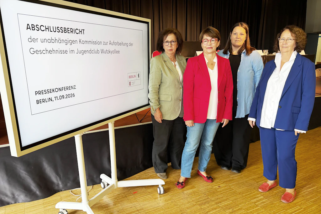 Die Untersuchungskommission stellte am Freitag ihre Ergebnisse vor: Elke Nowotny, Kerstin Stappenbeck (v.l) und Andrea Buch (r.). Mit dabei war auch Jugendstadträtin Sarah Nagel (2.v.r.).
