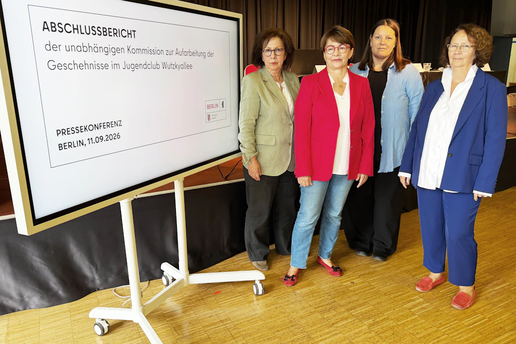 Die Untersuchungskommission stellte am Freitag ihre Ergebnisse vor: Elke Nowotny, Kerstin Stappenbeck (v.l) und Andrea Buch (r.). Mit dabei war auch Jugendstadträtin Sarah Nagel (2.v.r.).