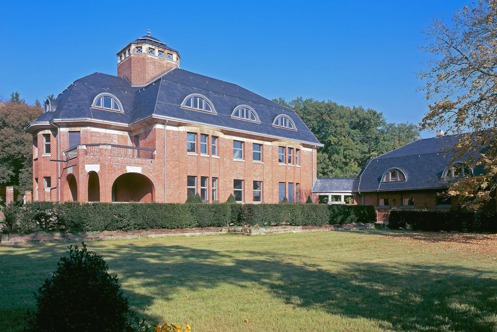 Der belgische Architekt Henry van de Velde lieferte die Entwürfe für die Villa Schulenburg in Gera. Auch die Inneneinrichtung und den terrassierten Garten entwarf van de Velde.