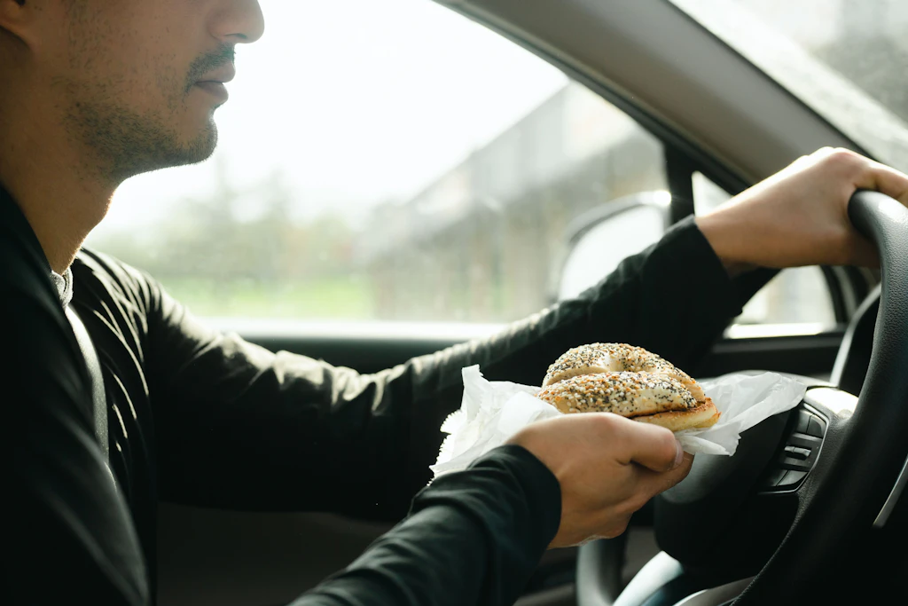 Ein Mann wurde in Australien dabei erwischt, wie er sich während der Fahrt einen Bagel schmierte.