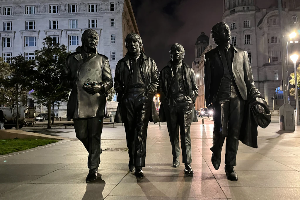 The Beatles, verewigt auf der Hafenpromenade von Liverpool. Ihr Aussehen, ihr Stil und ihre Musik sind bis heute ikonisch.