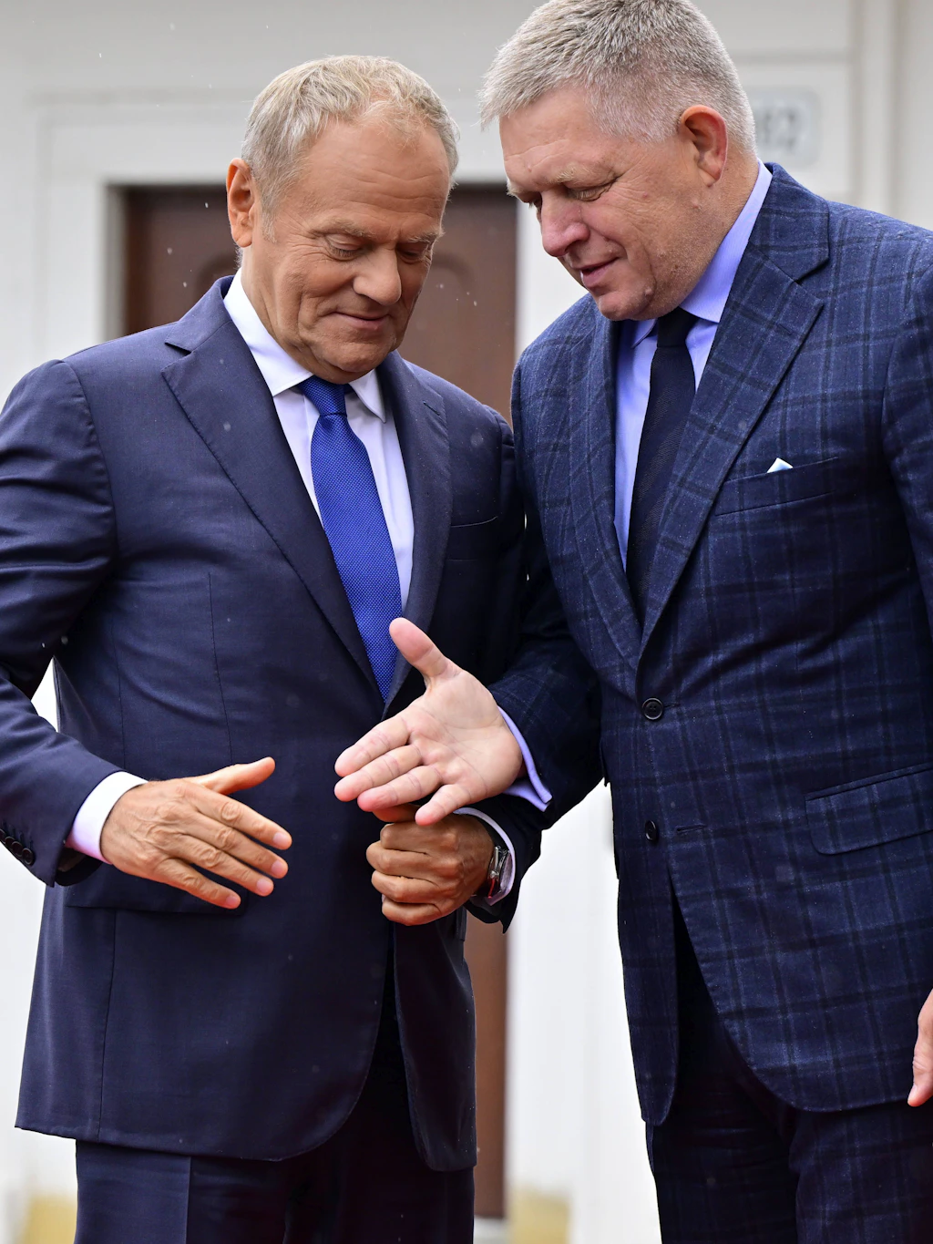 Der slowakische Ministerpräsident Robert Fico (r.) begrüßt seinen polnischen Amtskollegen Donald Tusk bei einem Treffen der Regierungschefs der Visegrád-Gruppe.