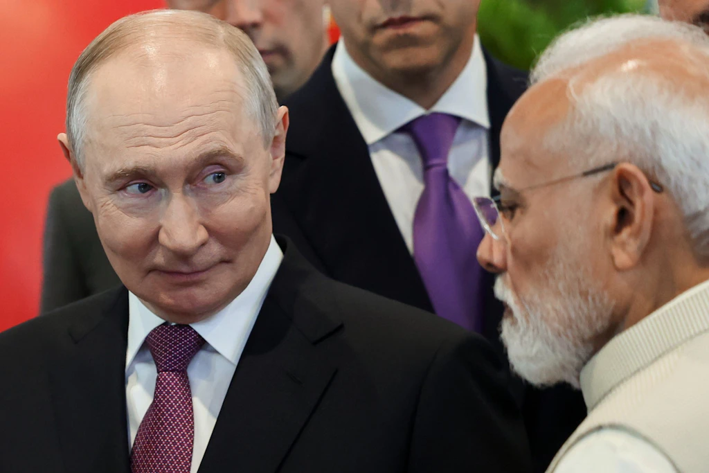Putin (l.) und Modi besuchen die Industriemesse Innoprom am Rande des Brics-Gipfels in Indien.