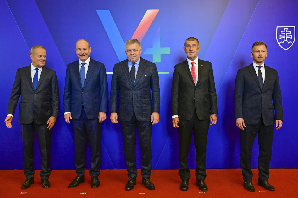 Donald Tusk, Micheál Martin, Robert Fico, Andrej Babiš und Péter Magyar posieren am 10. September beim Treffen der Visegrád-Gruppe in Bratislava.