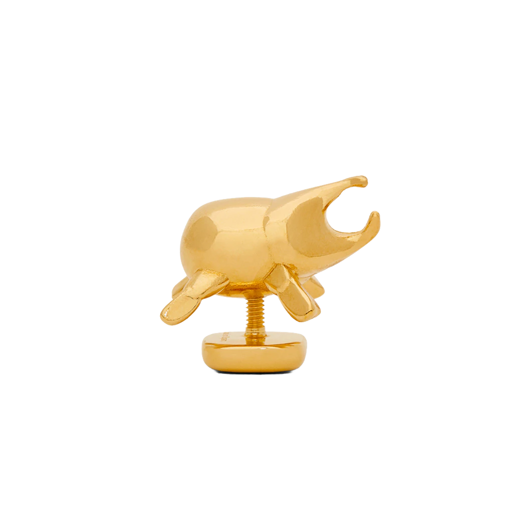 Nashornkäfer-Anstecker aus goldfarbenem Messing, Loewe, 180 Euro.