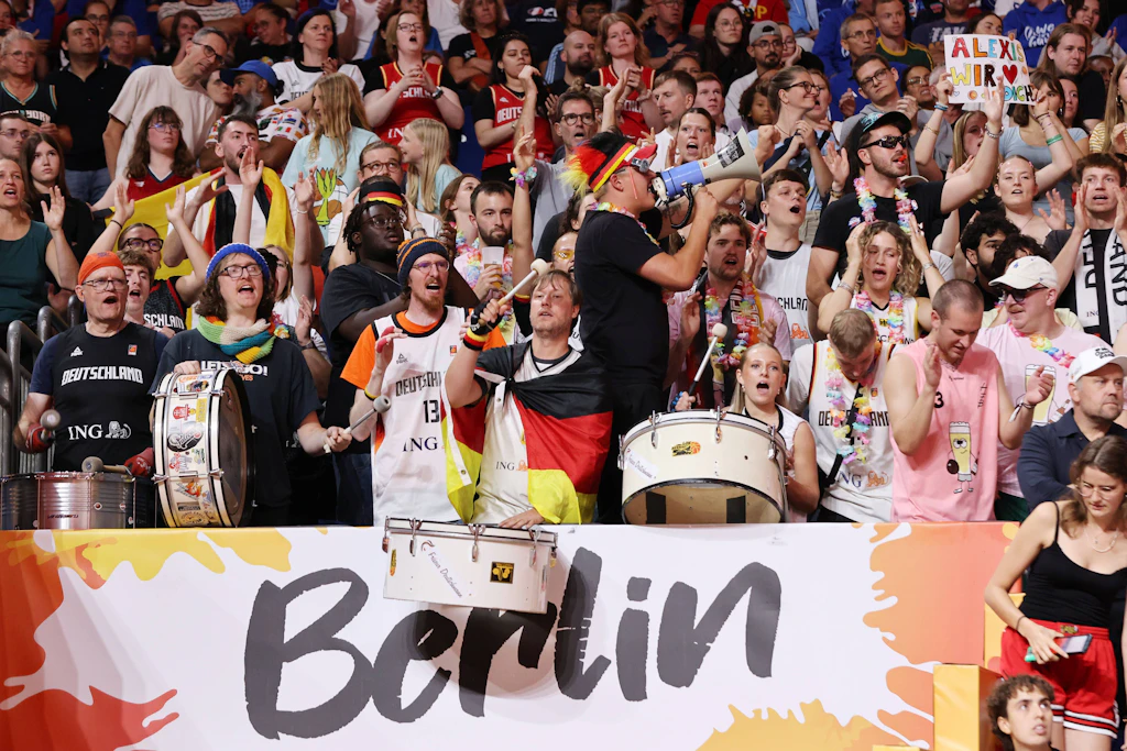 Fans der deutschen Frauen feiern ihre Mannschaft.