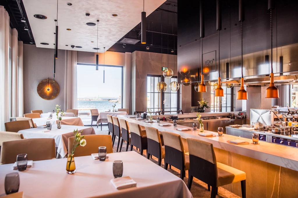 Modernes Ambiente am Hafen: Das stilvolle Interieur des Zwei-Sterne-Restaurants im hippen Tallinner Viertel Noblessner.