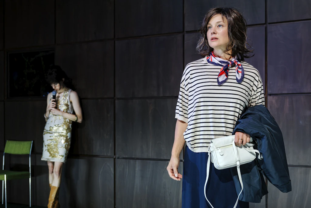 „Glücklich die Glücklichen“&nbsp;von Yasmina Reza im Berliner Ensemble, Szene mit Amelie Willberg und Cordelia Wege (v.l.)